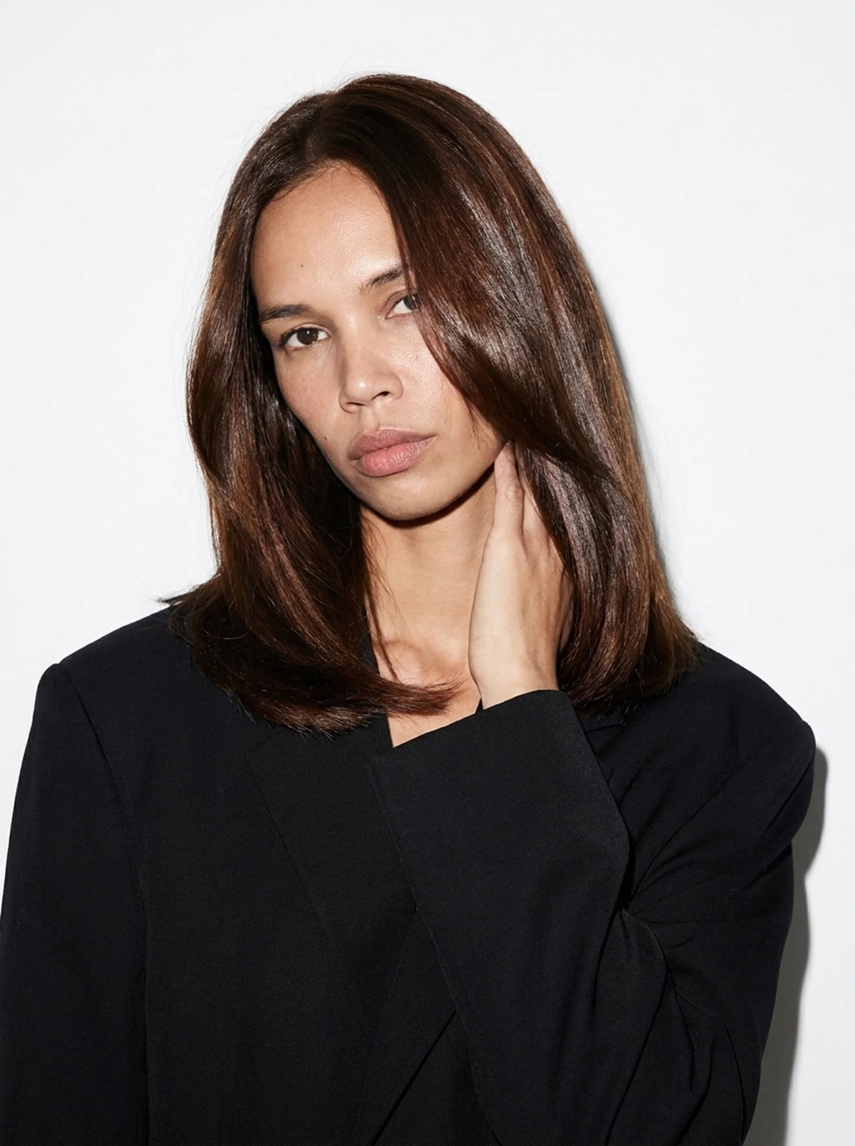 BALAYAR AirWeft Persian Caviar – model met schouderlang bruin haar